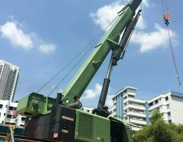 HDTC32、HDTC55伸缩臂履带起重机系列产品在新加坡地铁和市政等工地施工
